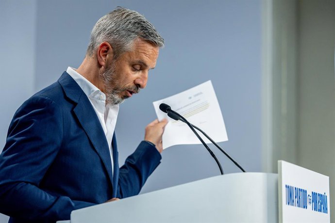 Archivo - Arquivo - O secretário adjunto de Finanças, Habitação e Infraestrutura do PP, Juan Bravo, durante uma coletiva de imprensa na sede do PP, em 11 de agosto de 2025, em Madri (Espanha). Bravo apresentou as iniciativas do Partido Popular em termos d