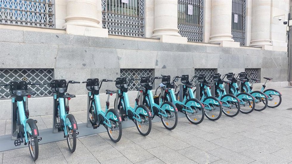 Archivo - Imagen de recurso de bicicletas eléctricas en la vía pública.