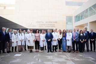 El consejero de Sanidad, Presidencia y Emergencias de la Junta de Andalucía, Antonio Sanz, ante el nuevo Centro de Consultas del Hospital Universitario Torrecárdenas de Almería.