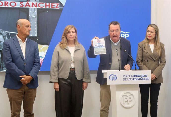El presidente del PP de Huelva, Manuel Andrés González,  junto a otros representantes de los populares de la provincia.