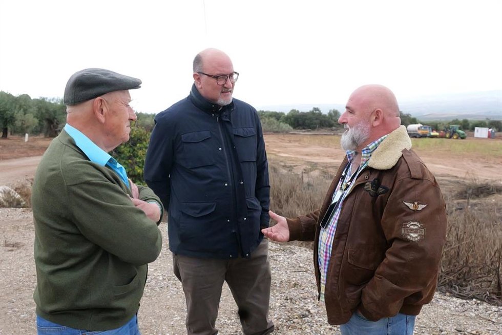 Visita de Ricardo López Olea, de Vox, en el centro en la imagen, a Íllora