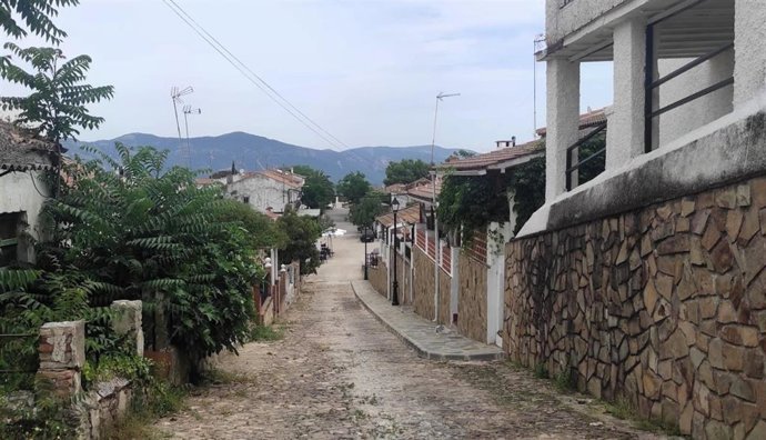 Archivo - Una calle de El Centenillo.