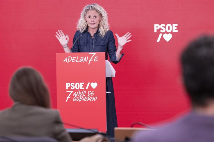 La portavoz del PSOE, Montse Mínguez, en una rueda de prensa en Ferraz.