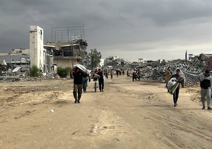 November 16, 2025, Khan Yunis, Gaza Strip, Palestinian Territory: Displaced Palestinians in the Al-Zannah area east of Khan Younis, in the southern Gaza Strip, face harsh living conditions after returning to their destroyed homes, carrying whatever belong