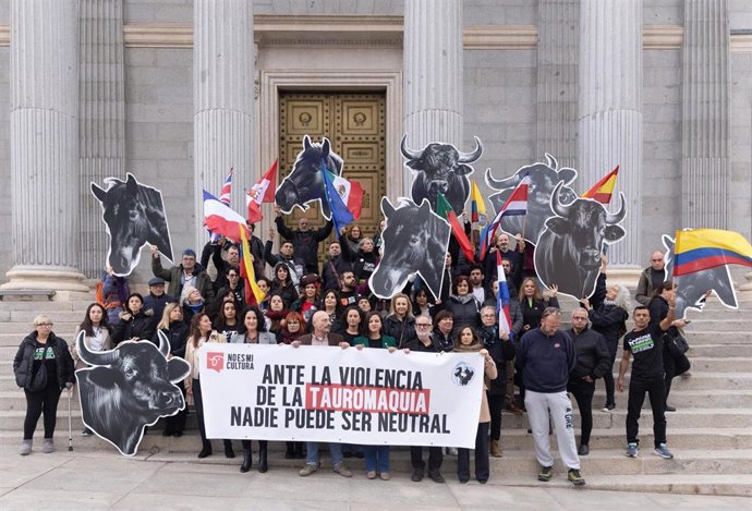 Varias personas durante una concentración frente al Congreso de los Diputados, a 17 de noviembre de 2025, en Madrid (España). 