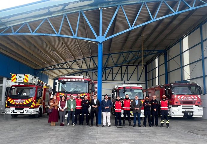 El diputado Gonzalo Domínguez visita el Parque de Bomberos de Lora del Río.