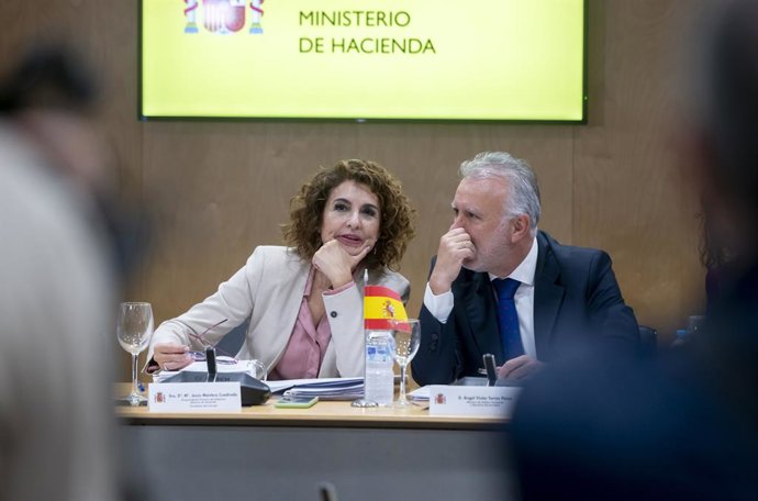 La vicepresidenta primera y ministra de Hacienda, María Jesús Montero, y el ministro de Política Territorial y Memoria Democrática, Ángel Víctor Torres, durante la reunión del Consejo de Política Fiscal y Financiera (CPFF), en el Ministerio de Hacienda, a