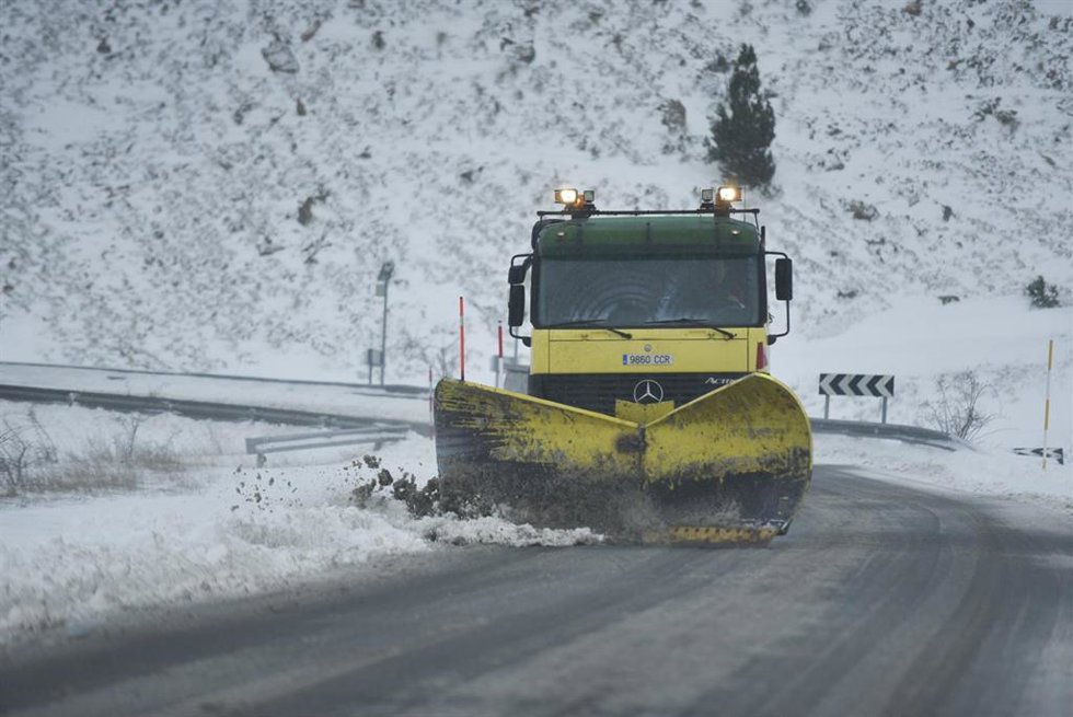 Archivo - Labores de retirada de la nieve acumulada en carreteras y coches en Formigal tras la llegada de un temporal que traslada una masa de aire ártico a la Península Ibérica, a 9 de diciembre de 2024, en Huesca, Aragón (España). La entrada de una ma