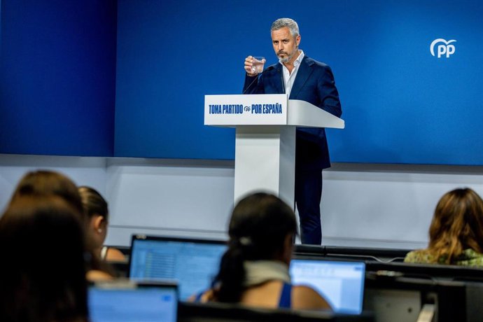 Archivo - El vicesecretario de Hacienda, Vivienda e Infraestructuras del PP, Juan Bravo, durante una rueda de prensa, en la sede del PP, a 11 de agosto de 2025, en Madrid (España). 