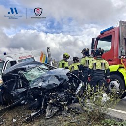 Diez heridos en Cañete La Real (Málaga) tras la colisión de un coche y una ambulancia que llevaba a siete pacientes. Un perro que acompañaba al conductor del turismo ha fallecido a consecuencia del impacto.