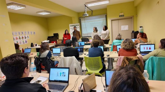 Gálvez (izda., al fondo) interviene en la clausura en Nueva Carteya (Córdoba) de una de las acciones formativas del programa 'Preparadas'.