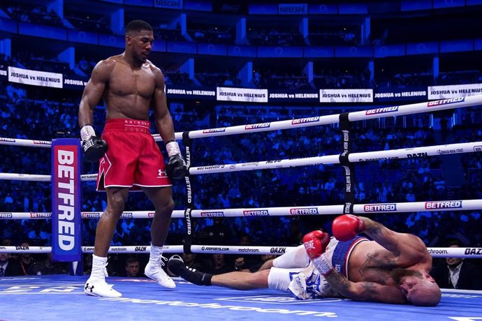 Archivo - El boxeador británico Anthony Joshua (izda) durante un combate