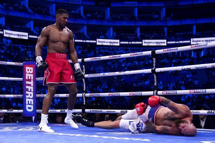 Archivo - 12 August 2023, United Kingdom, London: British professional boxer Anthony Joshua (L) and Finland's Robert Helenius in action during the International Heavyweight contest at the O2 Arena, London. Photo: Nick Potts/PA Wire/dpa