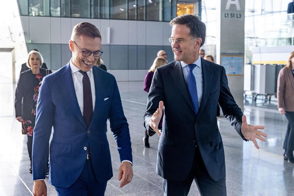 El presidente de Finlandia, Alexander Stubb, junto al secretario general de la OTAN, Mark Rutte, en su visita a la sede de la organización.