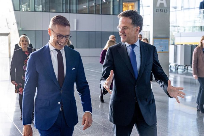 O presidente finlandês Alexander Stubb com o secretário-geral da OTAN, Mark Rutte, durante sua visita à sede da OTAN.
