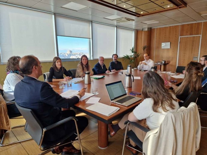 Bancalero junto a directivos del Salud y representantes de la Plataforma en defensa del Hospital de Barbastro.