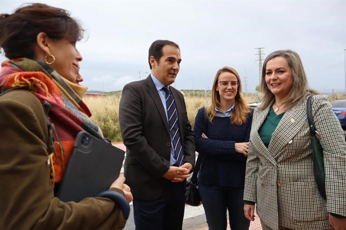 La delegada de Desarrollo Tecnológico, Transformación Digital y Juventud, Sara Alguacil (segunda por la dcha.), junto al consejero de Justicia, Administración Local y Función Pública, José Antonio Nieto, y la alcaldesa de Baen María Jesús Serrano.
