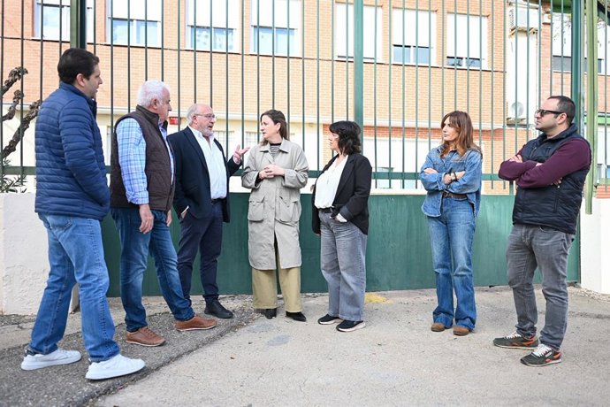 La portavoz del Grupo Parlamentario Socialista en Educación, María Rodrigo, junto a taxistas y representanets de micromepresas en Ricla. Allí ha anunciado que el PSOE pide la paralización de los pliegos para el transporte escolar en las tres provincias.