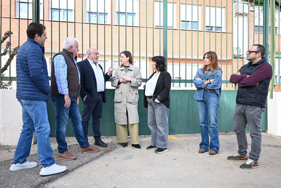 La portavoz del Grupo Parlamentario Socialista en Educación, María Rodrigo, junto a taxistas y representanets de micromepresas en Ricla. Allí ha anunciado que el PSOE pide la paralización de los pliegos para el transporte escolar en las tres provincias.