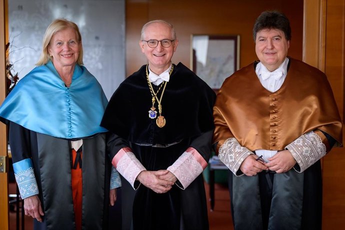Haaland y Bocaccini junto al rector de UIC Barcelona, Alfonso Méndiz,
