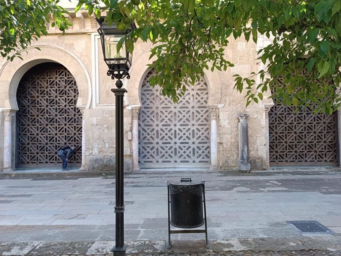 El arco número 17 en el muro Norte de la Mezquita-Catedral de Córdoba (centro) permanece cubierto por una loneta provisional.