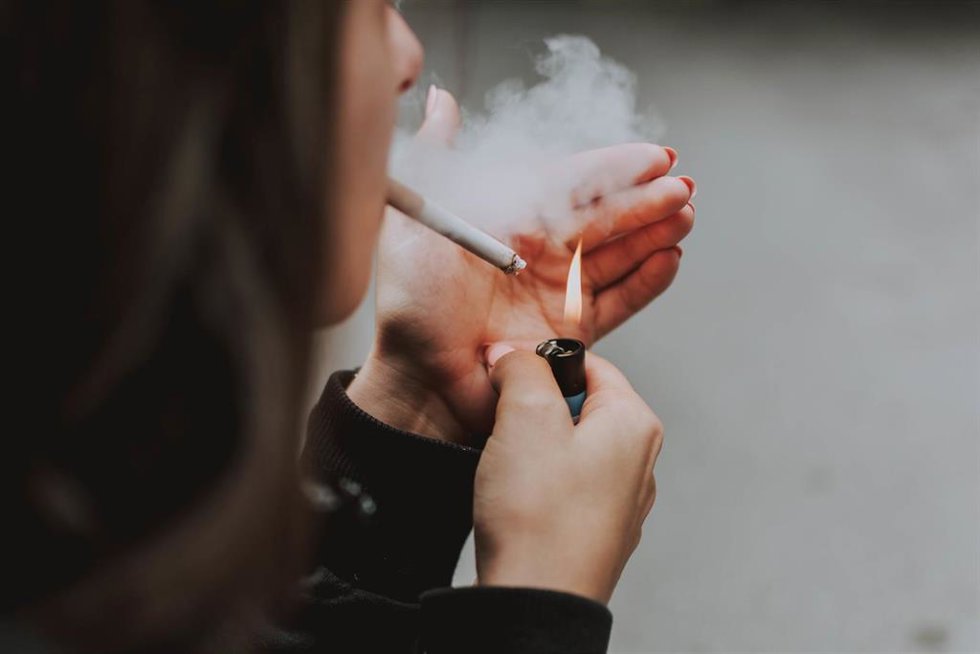 Una mujer fumando