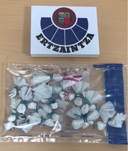 Material incautado durante un control preventivo de la Ertzaintza en las inmediaciones de una discoteca