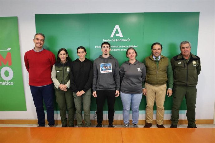 Bienvenida a los tres alumnos del ciclo formativo de Gestión Forestal y Medio Natural del IES La Marisma, de Huelva,