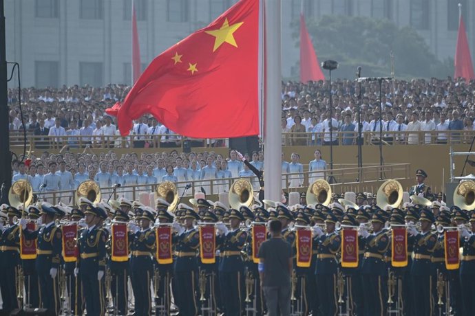 Archivo - Una bandera de China en un desfile militar