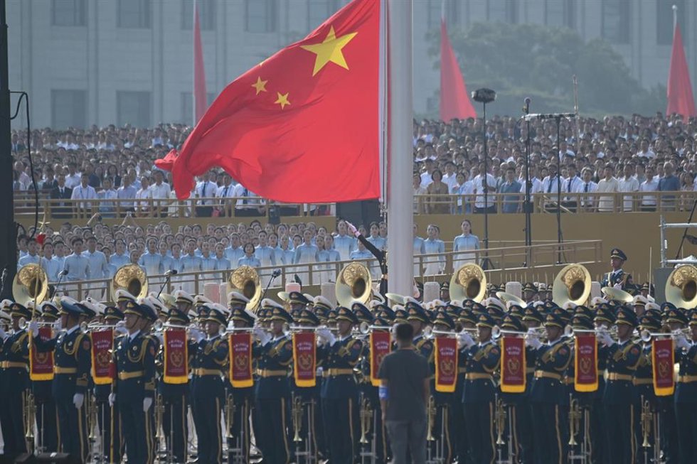 Archivo - Una bandera de China en un desfile militar