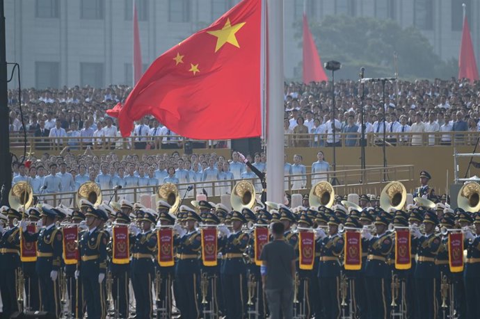 Archivo - Arquivo - 03 de setembro de 2025, China, Pequim: Um soldado levanta a bandeira chinesa no início do desfile militar em Pequim, marcando o 80º aniversário do fim da Segunda Guerra Mundial. Foto: Johannes Neudecker/dpa