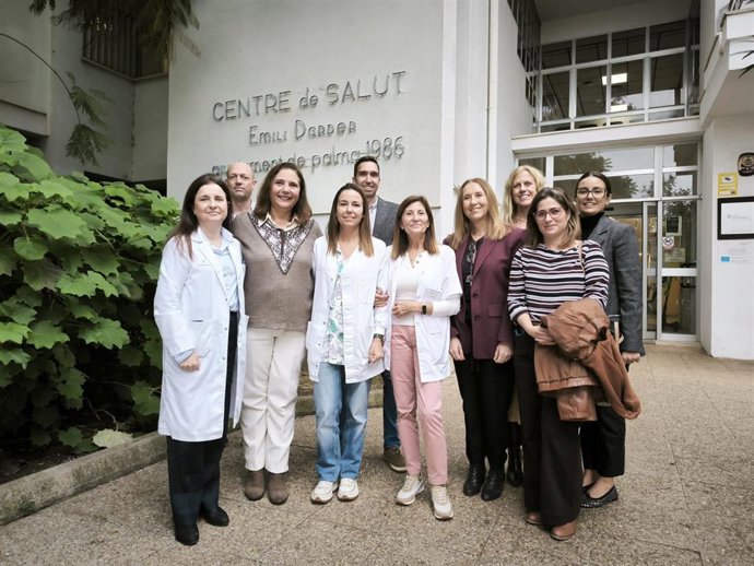 La consellera de Salud, Manuela García, visita el Centro de Salud Emili Darder, de Palma