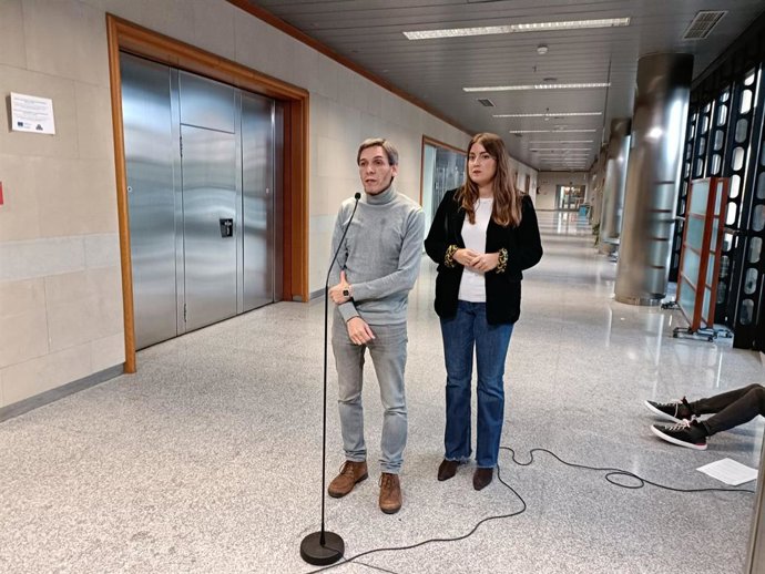 El parlamentario de Sumar, Jon Hernández, y la coordinadora general de Sumar Euskadi, Alba García