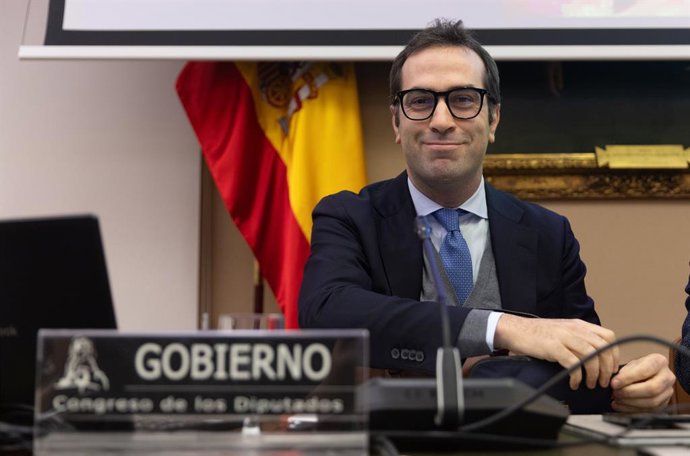El ministro de Economía, Comercio y Empresa, Carlos Cuerpo, comparece en la Comisión Mixta para la Unión Europea, en el Congreso de los Diputados, a 17 de noviembre de 2025, en Madrid (España). 