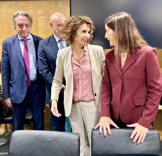 La consellera de Hacienda, Ruth Merino, junto a la ministra de Hacienda, María Jesús Montero, en el Consejo de Política Fiscal y Financiera (CPFF)