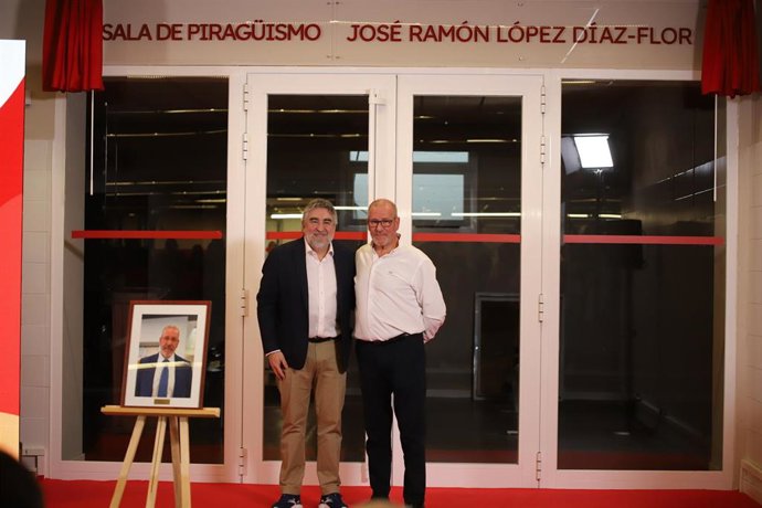 El presidente del CSD, José Manuel Rodríguez Uribes, homenajea a José Ramón López Díaz-Flor, director de la Residencia Joaquín Blume.