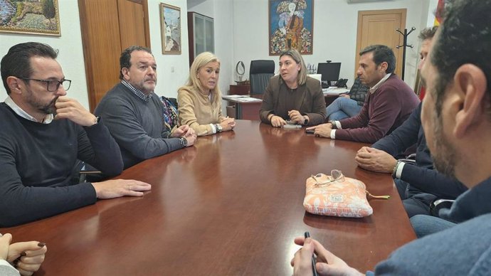 Eva Pajares y Javier Ros reunidos con el Ayuntamiento de Jimena para abordar temas de salud.