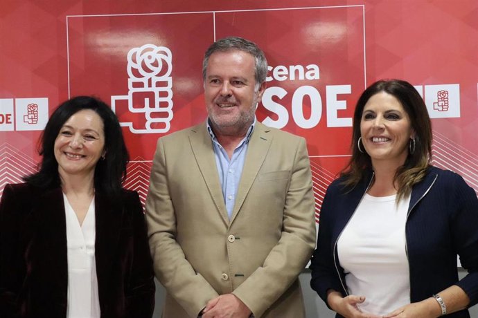 Ángeles Férriz (dcha.), junto a Rafi Crespín y Francisco Algar, en la sede de su partido en Lucena (Córdoba).