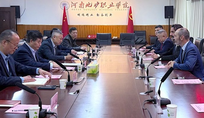 Equipo de la Universidad de Huelva, encabezado por su rector, José Rodríguez, en su viaje a China.