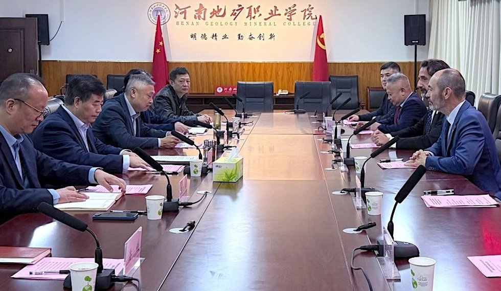 Equipo de la Universidad de Huelva, encabezado por su rector, José Rodríguez, en su viaje a China.