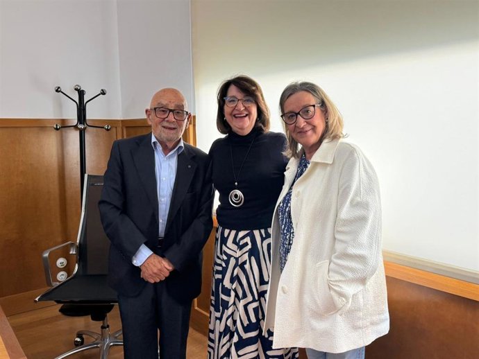 La rectora de la UA, Amparo Navarro, posa con el coordinador saliente, José María Perea, y la entrante, Rosana Gutiérrez