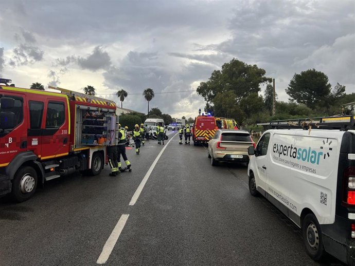 Bomberos y asistencias sanitarias en el lugar del siniestro.