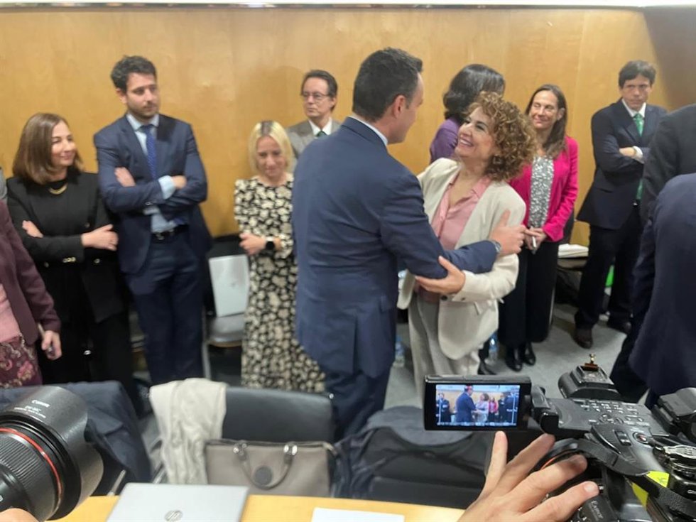 El consejero de Hacienda, Guillermo Peláez, saluda a la ministra de Hacienda, María Jesús Montero.
