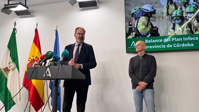 El delegado del Gobierno andaluz en Córdoba, Adolfo Molina, informa en rueda de prensa sobre las actuaciones del Infoca.