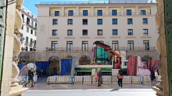 Instal·lació del betlem gegant en la plaça de l'Ajuntament d'Alacant