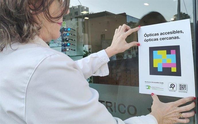Archivo - Imagen de archivo de la colocación de un código Navilens en un establecimiento de óptica para facilitar su identificación entre personas con discapacidad visual