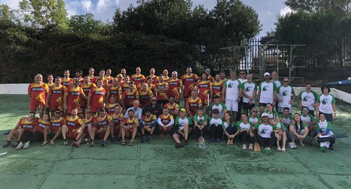 Foto de familia de los participantes en el Memorial Nacho Domínguez de piragüismo.