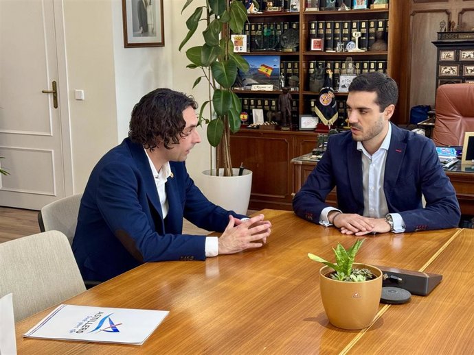 Los alcaldes de Astillero, Javier Fernández Soberón, y de  Torrejón de Ardoz, Alejandro Navarro