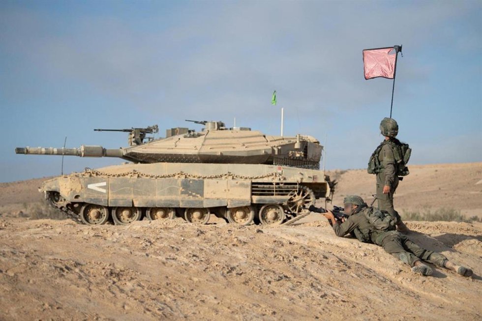 Archivo - Un carro de combate israelí en la Franja de Gaza