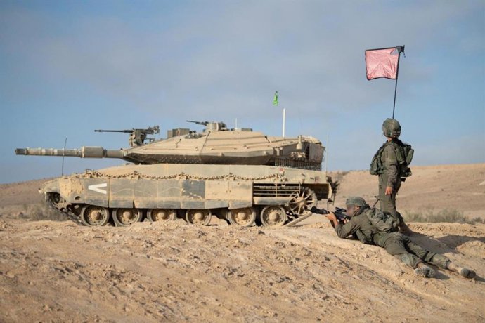 Archivo - Un carro de combate israelí en la Franja de Gaza